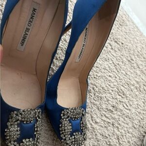 Manolo Blahnik Blue Crystal Embellished Heels Hangisi